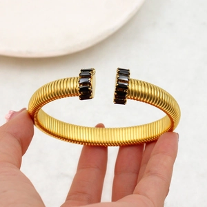 Bracciale rigido aperto in acciaio titanio 18K con zircone nero e texture a serpente