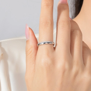 Minimalistischer S925 Sterlingsilber Ring mit kleinen Diamanten am Ringfinger