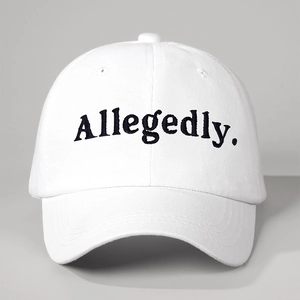 Détail de la broderie noire Allegedly sur une casquette blanche en coton avec texture