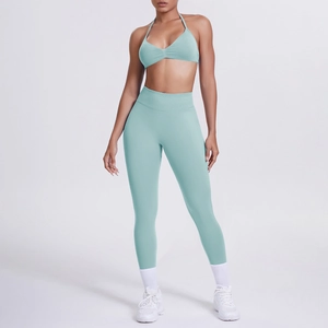 Dettaglio del set yoga verde menta con reggiseno a lupetto e leggings a vita alta