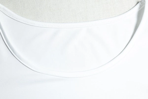 Détail de l'encolure blanche à épaules dénudées avec une couture raffinée à double aiguille
