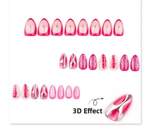 Détail de lignes 3D chromées et d'étoiles argentées sur faux ongles dégradés roses