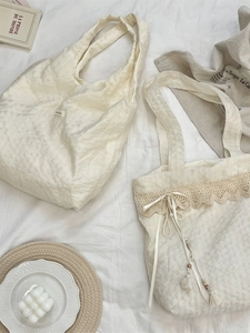 Large capacity cream canvas shoulder bag and lace tote bag with textured bubble fabric