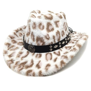 Détail d'un chapeau de cowboy léopard avec ruban en similicuir et insigne en métal