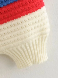 Gros plan détaillé du poignet en maille arc-en-ciel avec texture crochet évidée