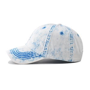 Nahaufnahme der gewaschenen Denim-Baseballkappe mit blauer Tie-Dye-Struktur
