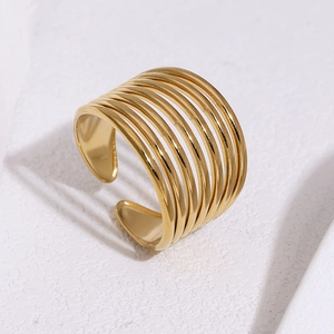 Bague ouverte multi-rangs en acier inoxydable plaqué or 18 carats au design moderne