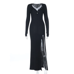 Dettaglio del vestito nero in maglia a coste con scollo a V in pizzo e bottoni decorativi