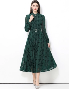 Elegantes Dunkelgrünes Spitzenstickerei Midi Kleid Langarm Stehkragen Knopfleiste Hohe Taille A-Linie Mit Gürtel Französischer Vintage