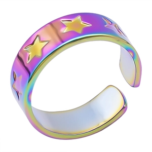 Vue macro d'une bague ajustable en acier arc-en-ciel avec motifs étoiles dorées