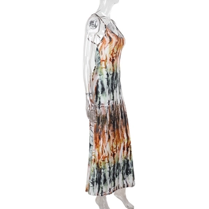 Vista laterale del vestito lungo estivo tie-dye con vestibilità slim e spalline sottili