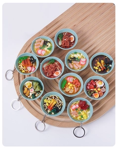 Gruppe von 11 Miniatur-Ramen-Schüssel-Anhängern mit Garnelen und Eiern auf Holztablett