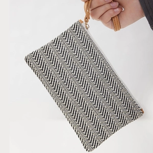Elegante pochette in paglia con motivo a spina di pesce bianco e nero e cinturino in pelle