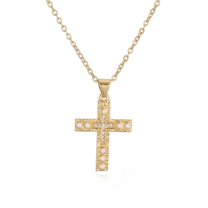 Elegante collana con croce placcata oro 18K con perle e brillanti zirconi cubici