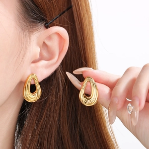 Boucles d'oreilles en acier inoxydable doré 18k avec texture de goutte d'eau ondulée