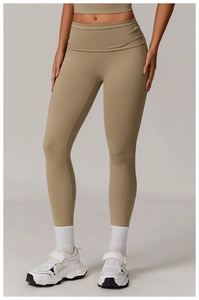 Détail du legging de yoga kaki taille haute en tissu recyclé galbant le corps