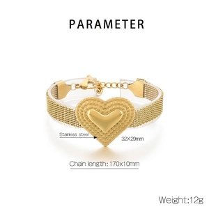 Details des Mesh-Armbands mit strukturiertem goldenem Herzanhänger aus Edelstahl