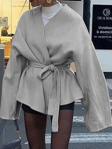 Détail du blazer gris à manches longues avec ceinture à nouer et coupe ample style urbain