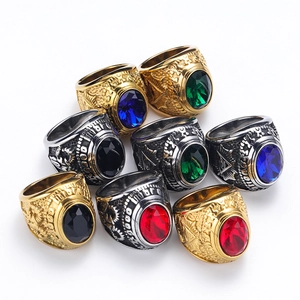 Anillo punk con cabeza de cabra, grabado de ojo de la providencia y gema ovalada