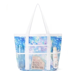 Detailansicht der Strandtasche aus Netzstoff mit Taschen für Wasserflaschen.