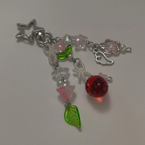 Portachiavi con perline fragola e stella con ciondolo tulipano rosa e chiusura in metallo