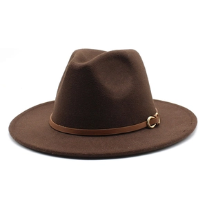 Detail van de bruine vilten fedora hoed met een lederen band en gouden metalen gesp