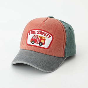 Dettaglio della toppa ricamata con camion dei pompieri su cappello bimbo multicolore