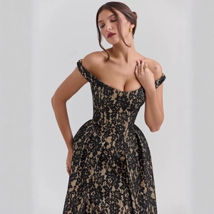 Robe de soirée élégante en dentelle noire avec épaules dénudées et taille cintrée
