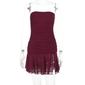 Détail de la robe bustier froncée rouge foncé avec ourlet en résille et fente latérale