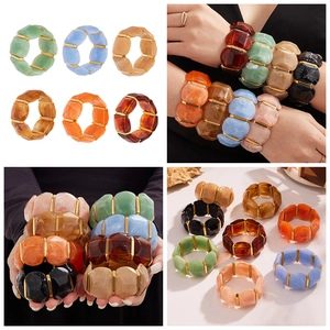 Gros plan de bracelets élastiques en résine colorée avec entretoises dorées sous divers angles