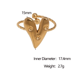 Vue détaillée bague cœur dorée avec anneau torsadé et dimensions 15mm x 17.4mm