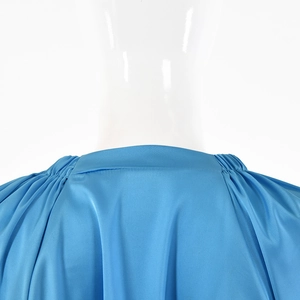 Dettaglio del collo del body in raso blu con eleganti pieghe su manichino bianco