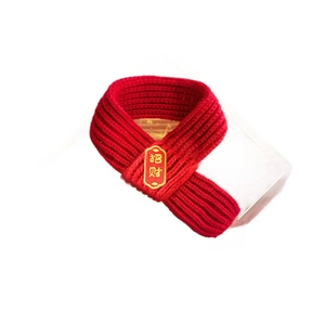 Écharpe festive tricotée rouge pour chiens et chats avec broderie dorée porte-bonheur