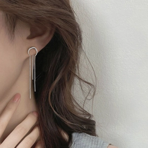 Eleganti orecchini lunghi a nappa in argento con design minimalista in metallo curvato