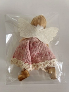 Détail de la robe en dentelle rose et chaussures en bois sur poupée ange artisanale