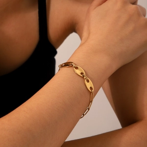 Vista dettagliata del bracciale a catena con maglie a chicco di caffè placcato oro 18 carati