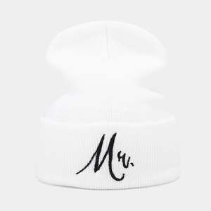 Weiße Strickmütze mit einer eleganten schwarzen 'Mr.' Stickerei in Schreibschrift.
