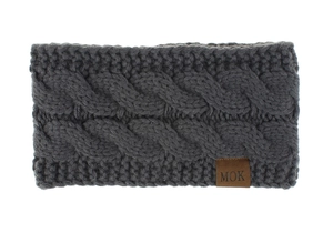Gros plan sur un bandeau d'hiver gris foncé avec un petit patch en cuir brun MOK.