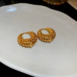 Boucles d'oreilles créoles croissant plaquées or 18k avec design texturé nervuré