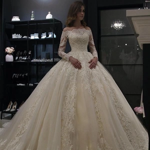 Robe De Mariée Champagne Épaules Dénudées Manches Longues Dentelle Robe De Bal Broderie Florale Traîne Chapelle Élégante