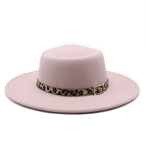 Détail du chapeau en feutre rose avec ruban léopard et boucle en métal dorée