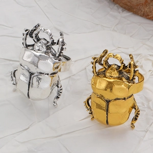Vista dettagliata di anelli a forma di scarabeo vintage in oro e argento con trame realistiche