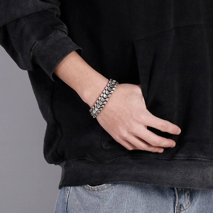 Dettaglio del bracciale da uomo in acciaio inossidabile argento stile osso di drago