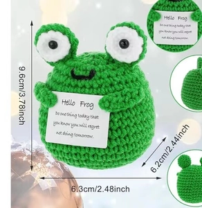 Detaillierte Größenangaben der handgefertigten Häkelfrosch-Puppe mit Motivationskarte