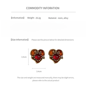 Detailed macro view showing the 3.4cm resin heart earring dimensions and weight