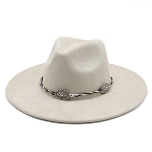 Détail du chapeau fedora en daim beige avec bande tressée bohème et boucles argentées