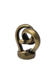 Vue macro d'un puzzle en métal bronze montrant des anneaux imbriqués en trois dimensions