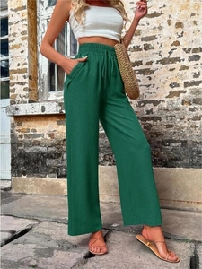 Vue détaillée du pantalon large taille haute vert forêt avec poches boutonnées et cordon