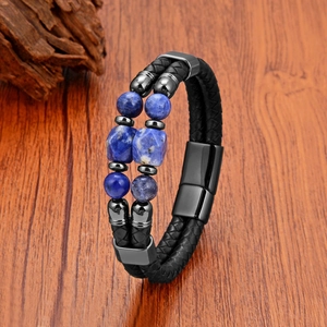 Dettaglio del bracciale in pelle a due fili con pietre blu e chiusura magnetica