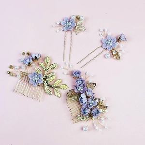 Détail du set de 4 bijoux de mariée avec fleurs en tissu violet, perles et feuilles d'or